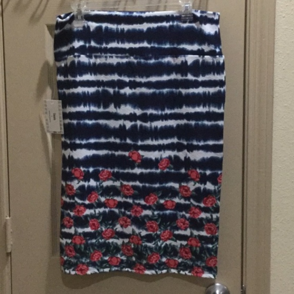 Large NWT Blue & White Stripe Dip w/Roses Cassie